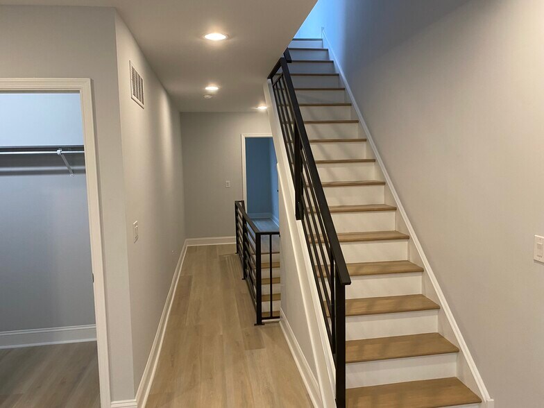 Sitting room/ office with walk-in closet - 1525 Manton St