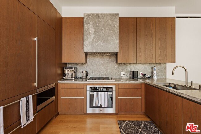 Building Photo - 211 Elm Ct