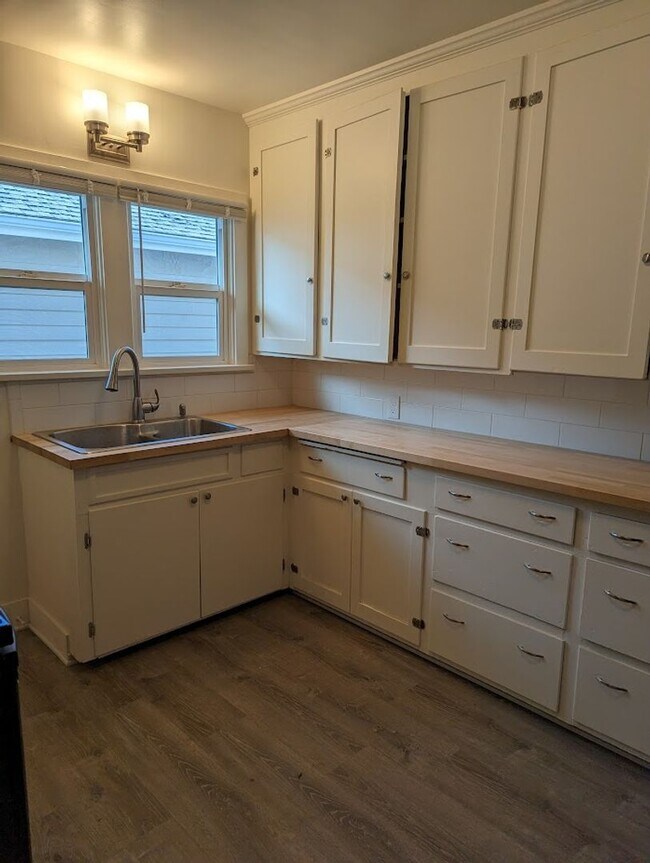 Building Photo - Great 4 bedroom Normal Hill house - pet-fr...