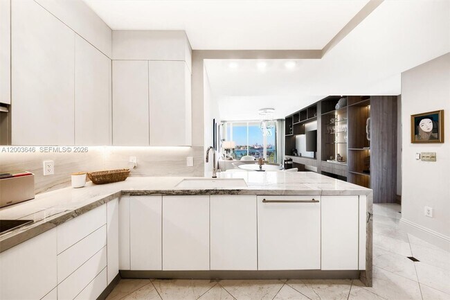 Building Photo - 100 South Pointe Dr