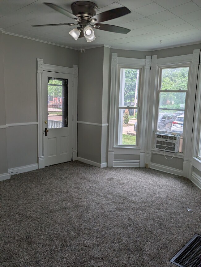 Building Photo - 405 W White St