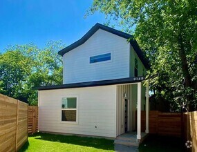 Building Photo - Montopolis  Modern  Large yard