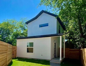 Building Photo - Montopolis  Modern  Large yard