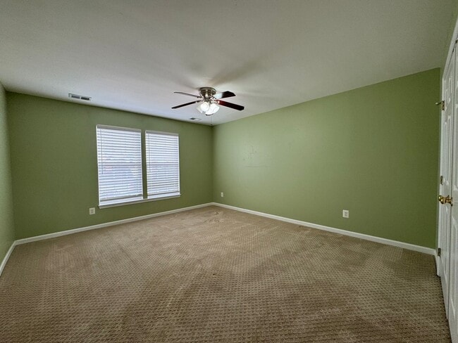 Building Photo - Stunning  4 Bed 3 Bath Home With Spacious ...