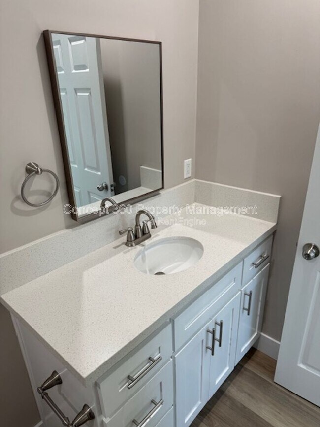 Building Photo - 318 E Heath Ln