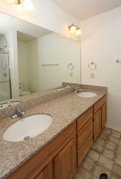 Building Photo - 6028 Glenbrook Ln