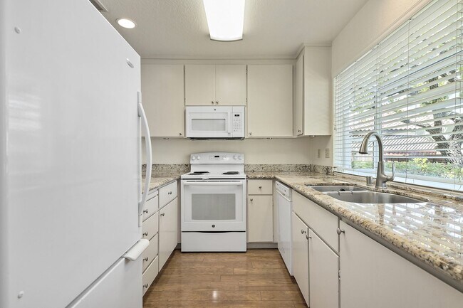 Building Photo - Beautiful 2-Bedroom 2.5Bathroom Mountain View Townhome