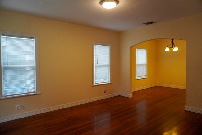 Building Photo - 3br / 2ba house in Woodlawn terrace, close...