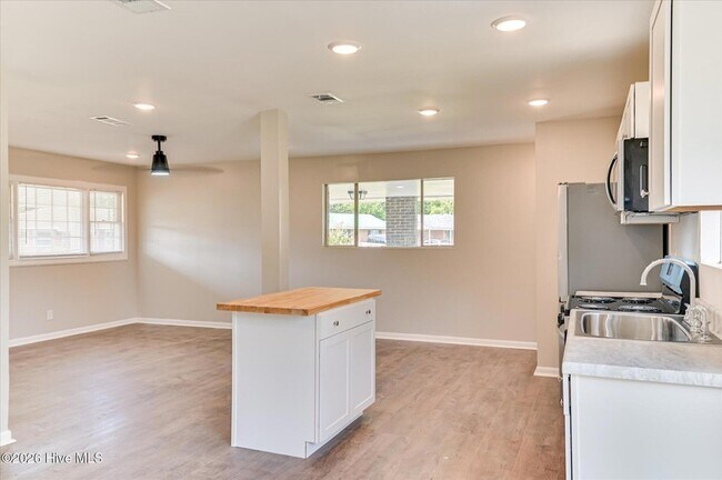 Building Photo - 1831 Cottonwood Dr
