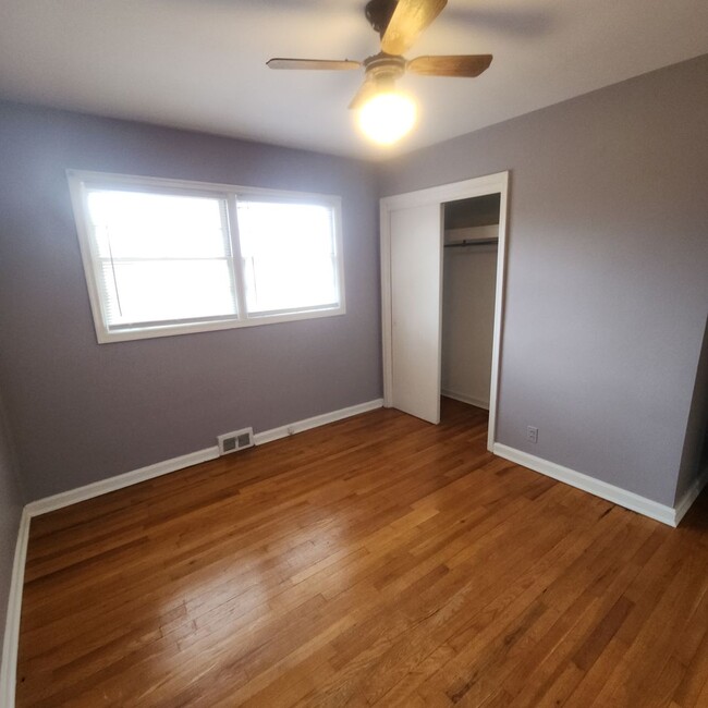 Building Photo - FOR RENT:Cute and Cozy 2 Bedroom, 1 Bath C...