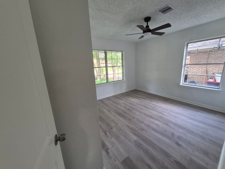 Building Photo - 10221 Bretton Dr