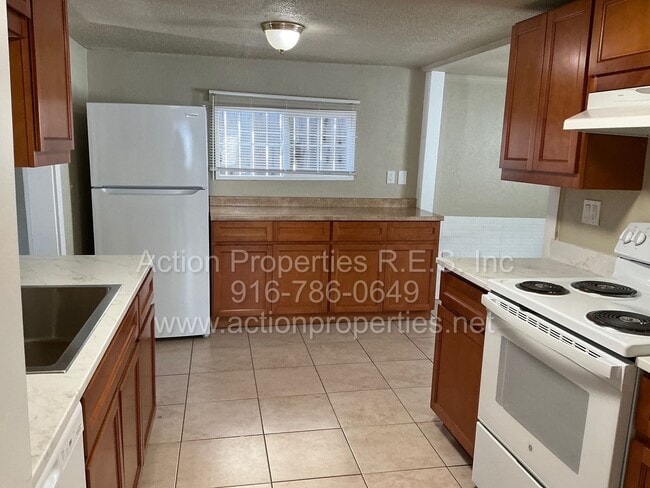 Building Photo - Move In Special! Central Roseville Bungalow 2 bedroom 1 Bathroom, Street Parking, Shed, No Yard