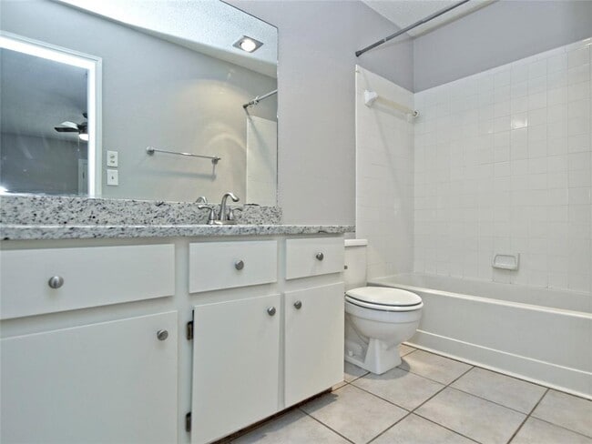 Building Photo - 813 Primrose Ln