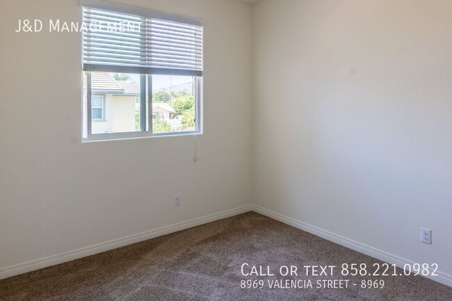 Building Photo - Spacious Townhome w/2 Car Garage in Gated ...