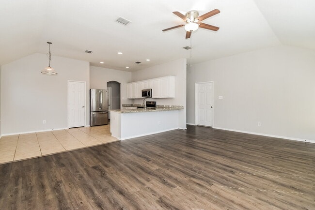 Building Photo - 910 Bowie Dr