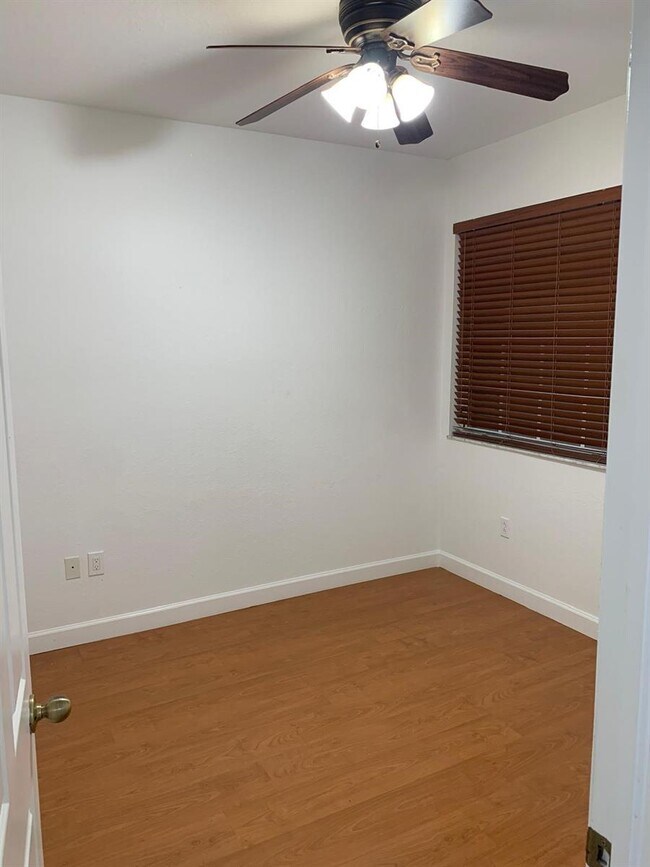 Building Photo - 3390 NE 13th Cir Dr