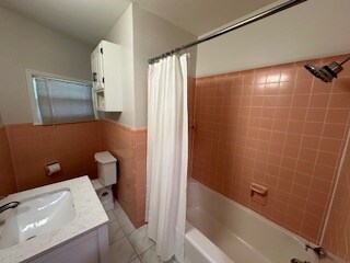 Shower / tub in bathroom 1 - 5819 Blueridge St