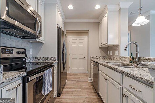 Building Photo - 300 Johnson Ferry Rd