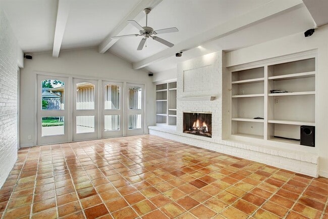 Building Photo - 6139 Chevy Chase Dr