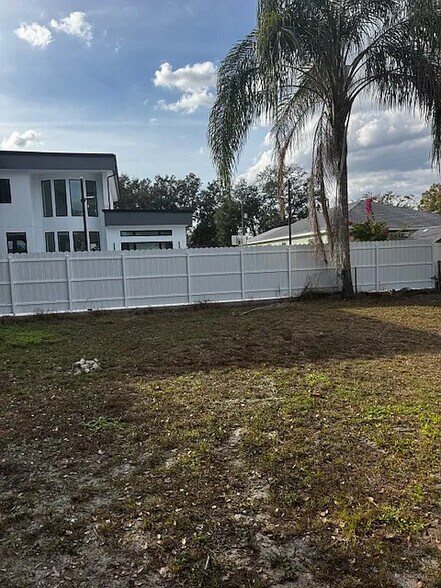 Building Photo - 7506 N Thatcher Ave