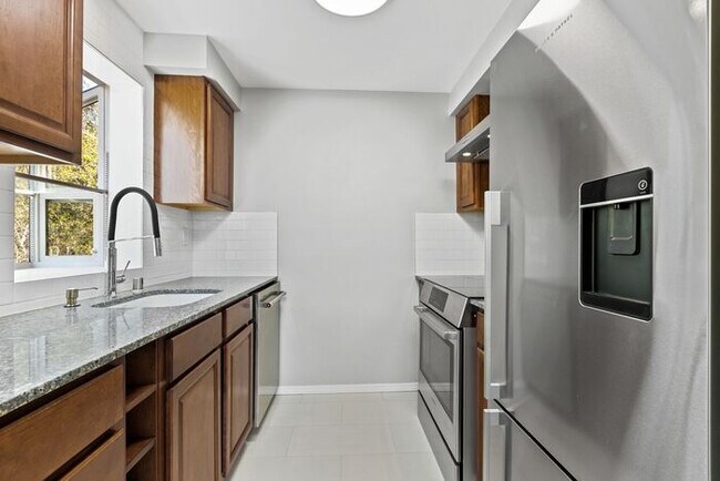 Building Photo - Beautifully Remodeled Top Floor Alki Condo with Views!
