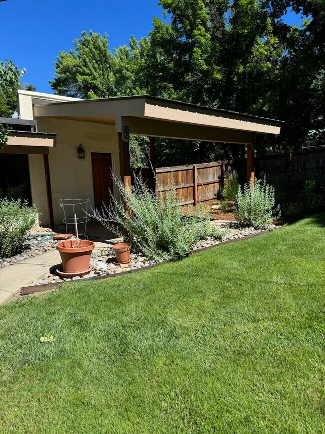 Building Photo - 978 E 5th Ave