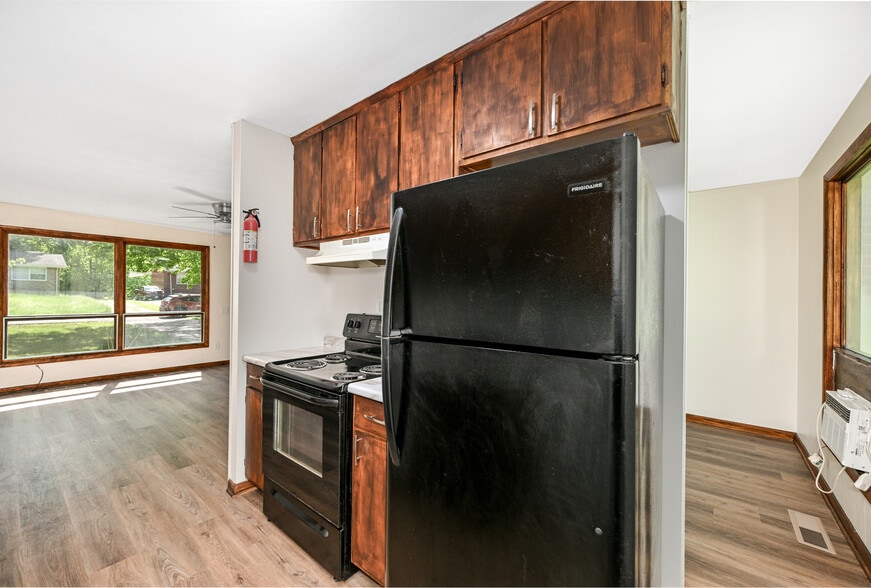 Building Photo - 3287 Delray Ave NW