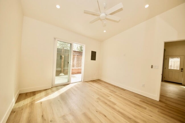 Building Photo - New Willow Glen Dream Back Cottage