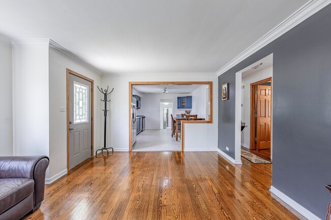 Building Photo - 10549 Oak Park Ave