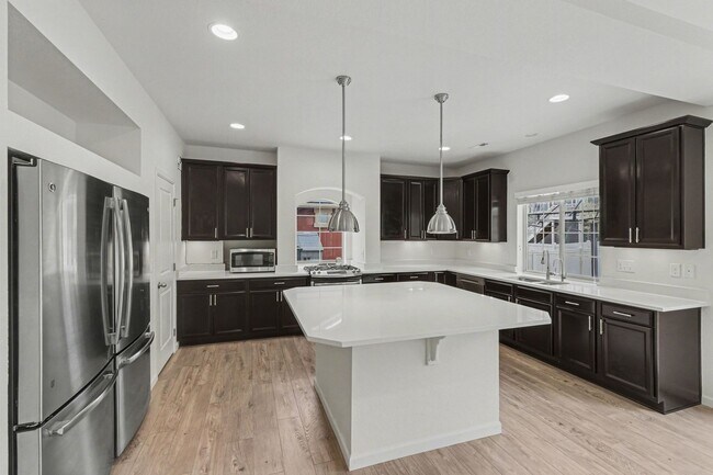 Building Photo - Stunning 4bed/3bath Oakwood Model Home in Erie