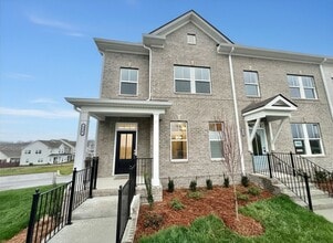 Building Photo - Like New 3 Bed, 4 Bath Townhome w/ 2 Car Garage
