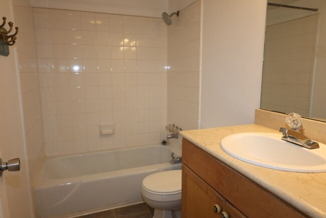 Building Photo - 2 bed 2 Baths Condominium-Rent (*2nd Month...