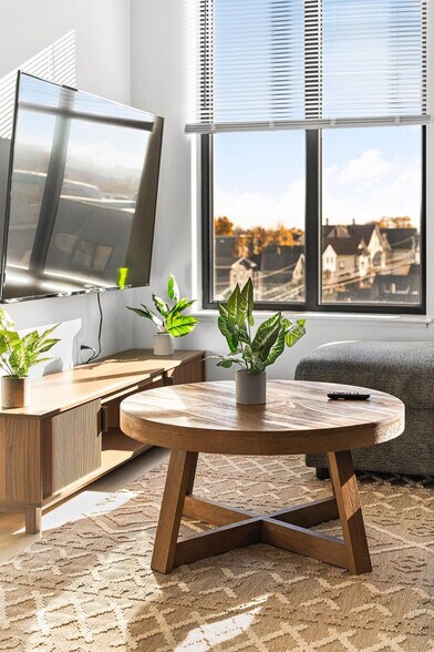 Building Photo - 600 Broadway-SI ID1240317P