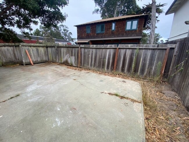 Building Photo - 17 Mile Drive Cottage!