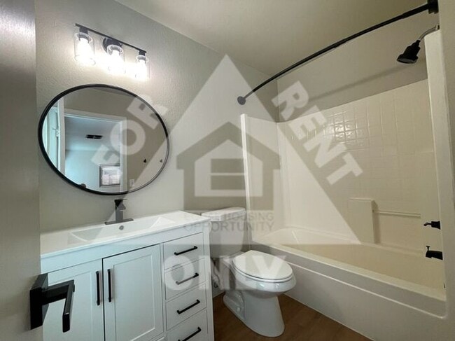 Building Photo - Great 3 Bed, 2 Bath with Open Floor Plan!