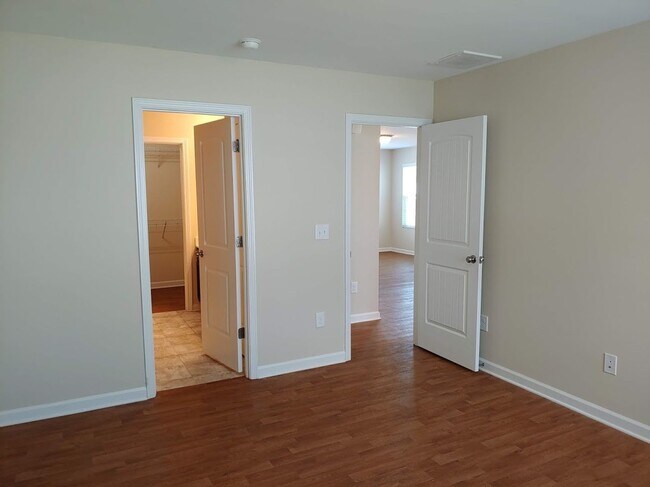 Building Photo - Three bed, 2.5 bath town house located in ...