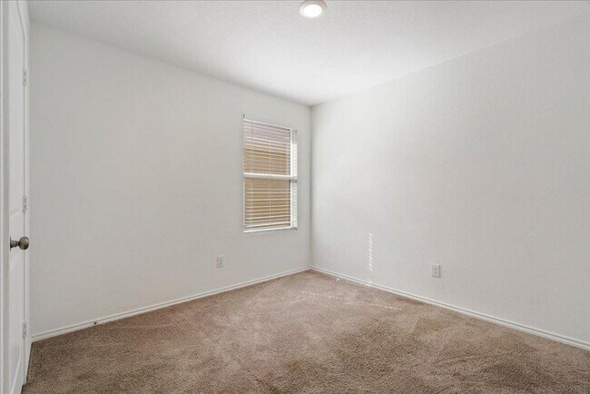 Building Photo - 1359 White Willow Dr