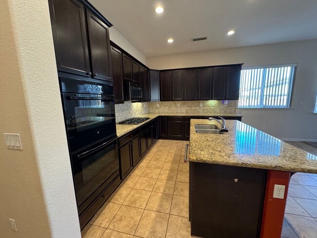 Building Photo - 4 Bedroom, 3 car garage- Foothills at Wingfield Springs. Pets welcome!