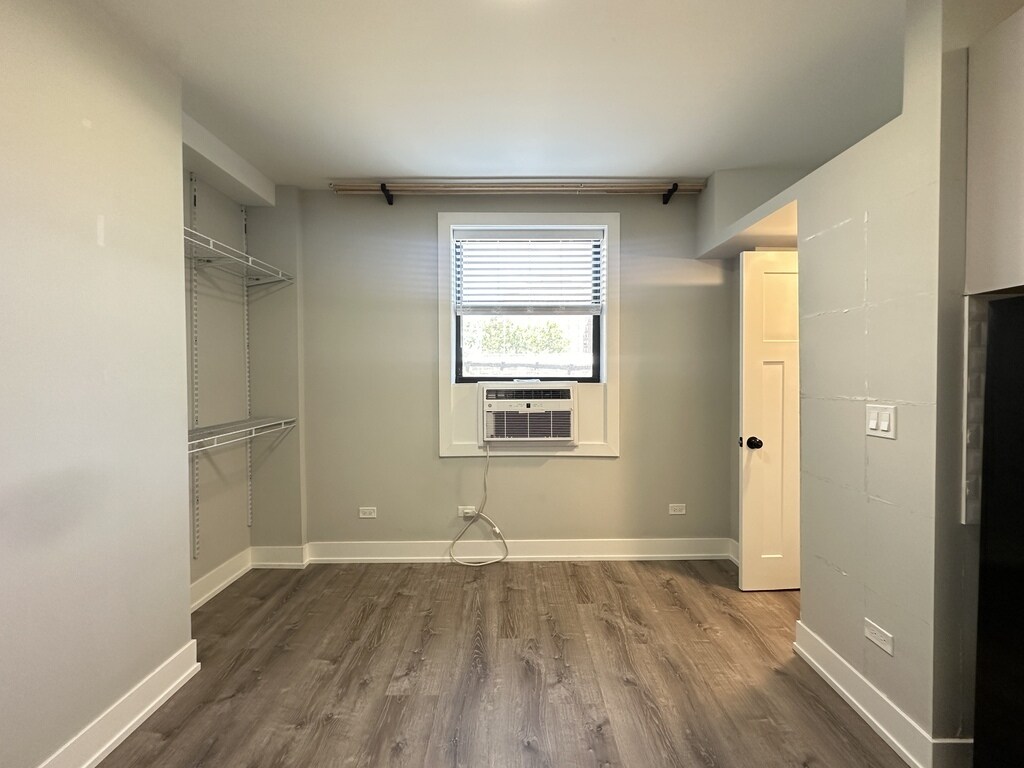 Building Photo - 553 W Belmont Ave