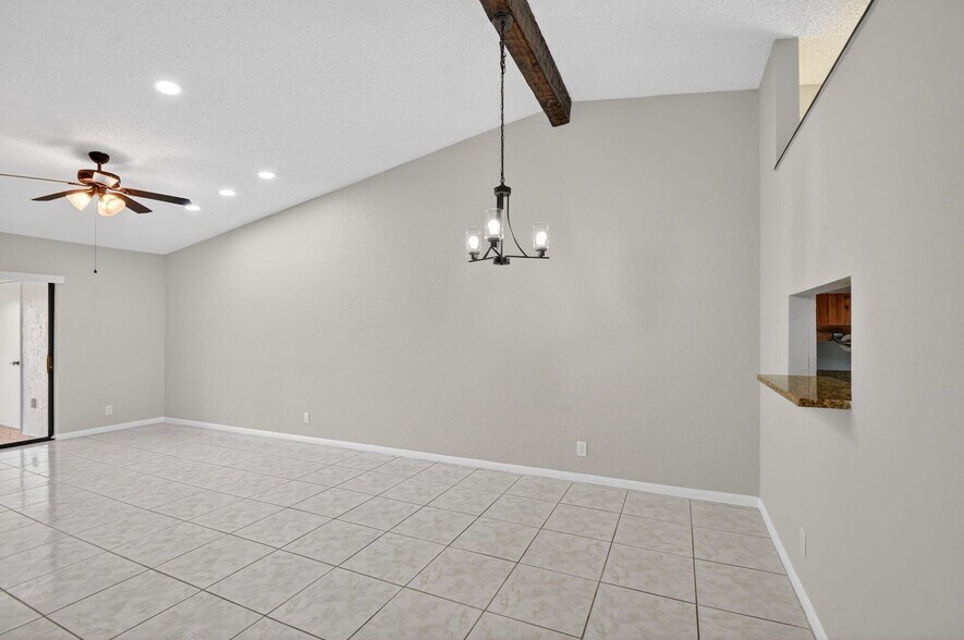 Building Photo - 704 Sunny Pine Way