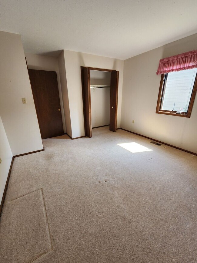 Building Photo - Spacious 3 Bedroom 3 Bathroom Home For Ren...