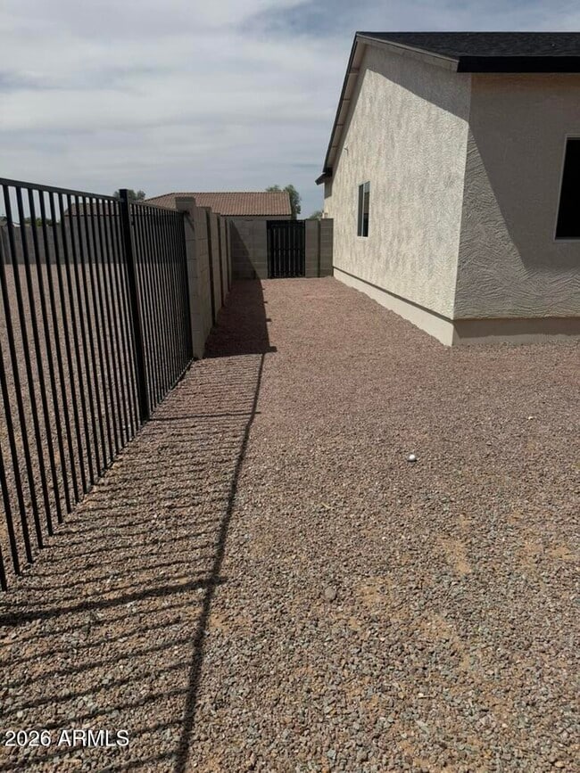 Building Photo - 15235 S Country Club Dr