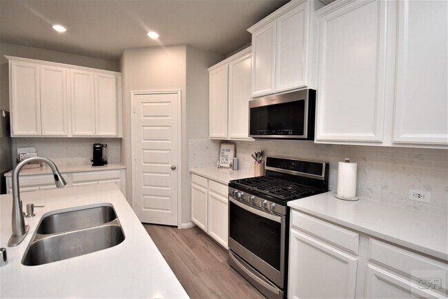 Building Photo - 10012 Deussen Ln