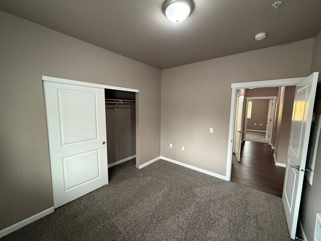 Building Photo - 4235 Hawthorne Ave NE