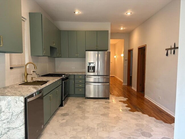 Building Photo - 923 W Fletcher St