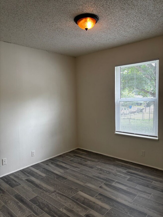Building Photo - 4 Bedroom 2 Bath