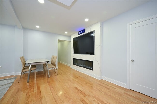 Building Photo - 105-25 65th Ave