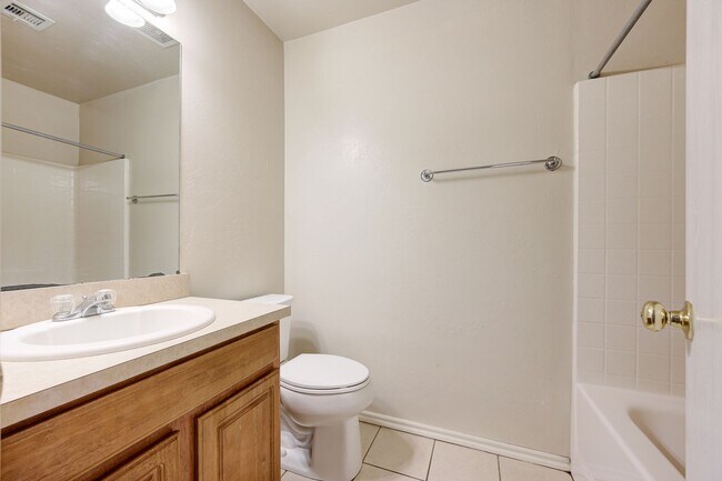 Building Photo - Gorgeous 3 bed 2 bath in Norman!
