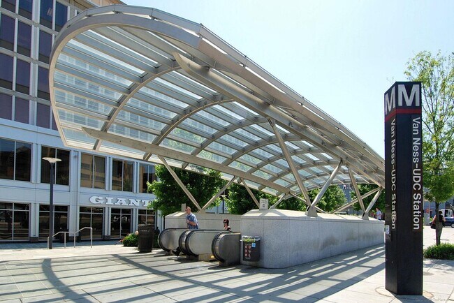 Building Photo - Great 2 Bedroom 2 Bath in Van Ness DC!
