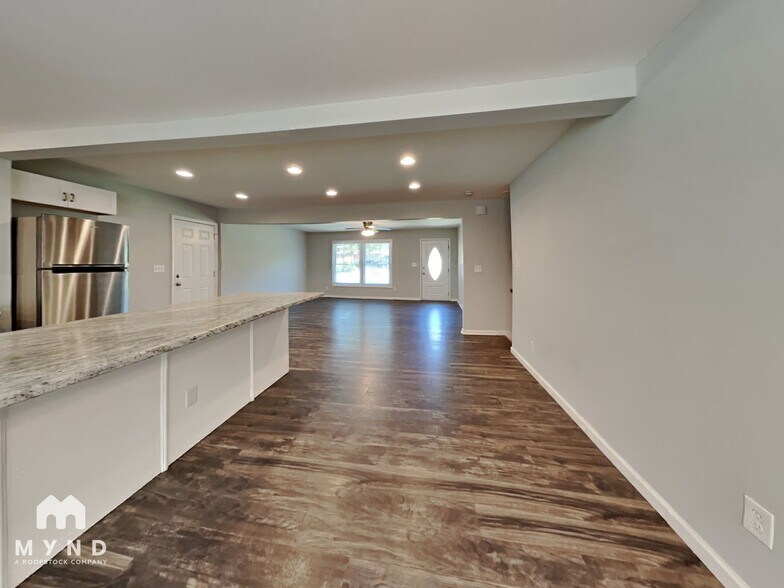 Building Photo - 2901 Newark Dr